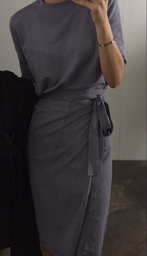 Wrapped in grey. Sukienki Maksi, Minimalist Moda, 가을 패션, Fashion Over 40, Fashion Mode, Looks Style, Work Attire, Mode Inspiration, Classy Dress