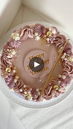 Patty Cakes, Deco Cake, Decorate A Cake, Cake Sprinkles, Victoria Sponge Cake, Piping Techniques, Gold Candle, Decorating Videos, Painted Rainbow