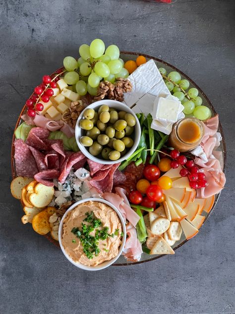 Round Cheese Board Ideas, Charcuterie Board Ideas Round, Charcuterie Round Board, Circular Charcuterie Board, Circle Charcuterie Board, Charcuterie Board Round, Cracker Platter, Diy Charcuterie Board, Sangria Party