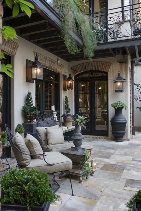 Mexico Patio Ideas, French Patio Ideas, Uncovered Patio Ideas, French Style Patio, European Patio, Patio Styling, Outdoor Seats, Patio Courtyard, French Patio