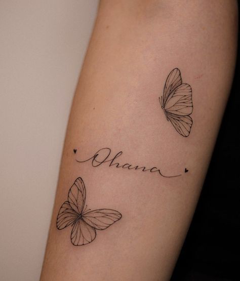 Tatoo Desings Girl, Tattoo Writing Styles, Ohana Tattoo, Butterfly Tattoos On Arm, Small Girly Tattoos, Stitch Tattoo, Cursive Tattoos, Cool Wrist Tattoos, Herz Tattoo