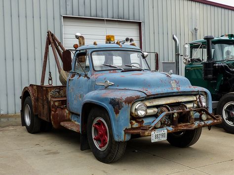 Rusty Old 1953 F800 Ford Big Job Tow Truck | by J Wells S Old Pick Up Trucks, Accessoires 4x4, Studebaker Trucks, Trucks Ford, Work Trucks, Ford Model T, Old Ford Trucks, Old Pickup, Henry Ford