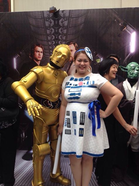 r2d2 diy costume #starwars #r2d2 #c3po #costume #starwars #diy #whitedresscostume #doityourself C3po And R2d2 Costume, C3po Costume Women, R2d2 Disneybound, R2d2 Cosplay, C3po Costume, R2d2 Costume, Scary Party, C3po And R2d2, Star Wars Diy