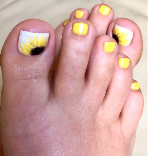 Sunflower Pedicure Ideas Toenails, Sunflower Toenails Design, Sunflower Toenails, Sunflower Toe Nails, Sunflower Pedicure Ideas, Sunflower Pedicure, White Pedicure With Flower Design, Daisy Pedicure Toes, Yellow Pedicure Toenails Art Designs