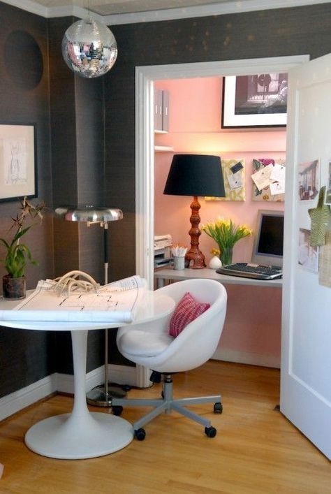 Small Closet into Office | This is awesome - closet space. Someday.. Pink Closet, Closet Office, Small Home Offices, Eclectic Interior Design, Office Nook, Home Office Storage, Small Home Office, Home Office Space, Small Office