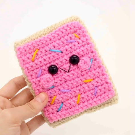 Poptart Amigurumi - Free Crochet Pattern - StringyDingDing Crochet Poptart, Yarn Projects Crochet, Crochet Garland, Crocheting Patterns, Easy Crochet Animals, 4mm Crochet Hook, Valentines Crochet, Crochet Market Bag, Crochet Food