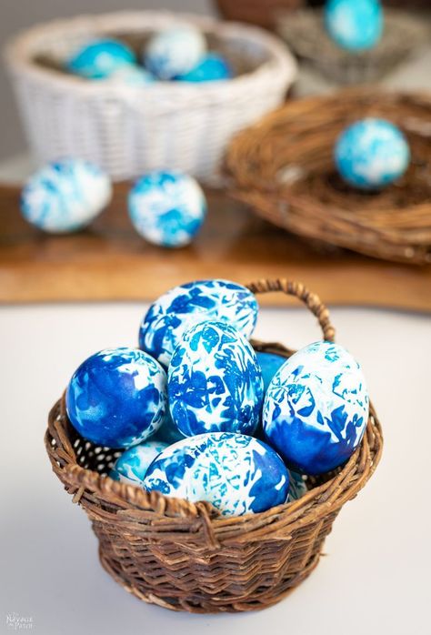 Eggs Diy Easter, Tie Dye Easter Eggs, Seasonal Decor Ideas, Diy Shibori, Easter Egg Decorations, Navage Patch, Dyed Easter Eggs, Dye Easter Eggs, Shibori Diy