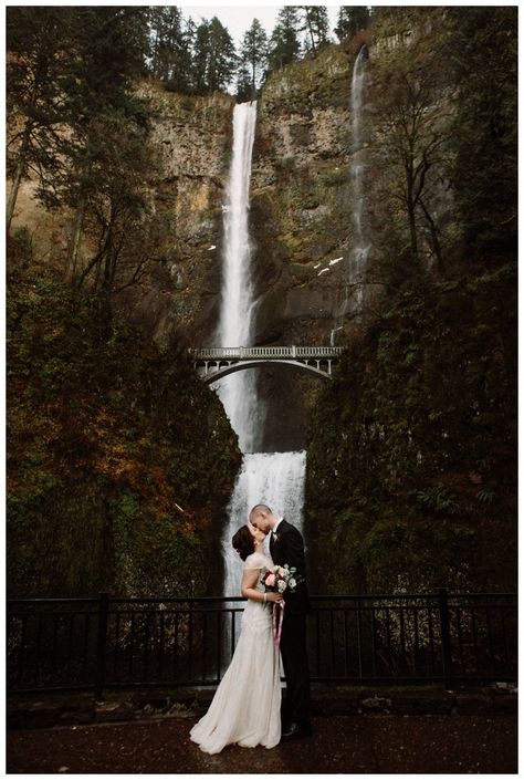 An intimate winter wedding at Multnomah Falls. Photos by Katy Weaver Oregon Winter Wedding, Multnomah Falls Wedding, Portland Elopement, Fall Wedding Pictures, Multnomah Falls Oregon, Intimate Winter Wedding, Woodland Wedding Inspiration, Western Style Wedding, Waterfall Wedding