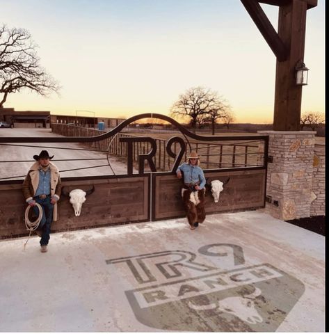 Ranch Front Gate Entry Ideas, Western Gate Entrance Driveways, Hacienda Driveway Entrance, Western Driveway Entrance, Hacienda Style Fence, Ranch Gate Entrance Ideas, Hacienda Entrance Gates, Western Gates Entrance, Ranch Front Gate Entrance