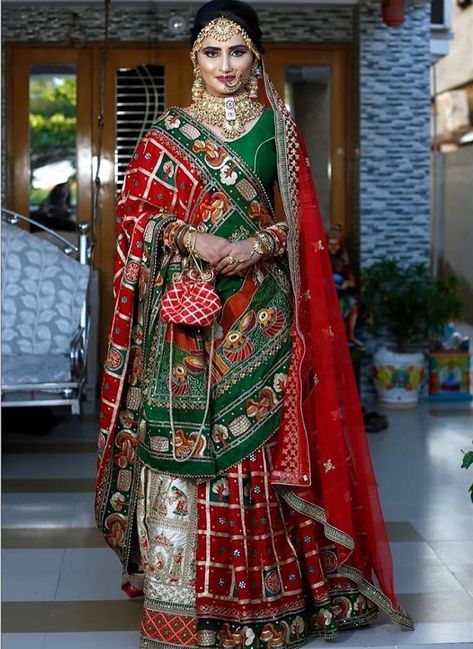 Wedding Ceremony Rituals, Gujarati Bride, Lengha Blouse Designs, Best Indian Wedding Dresses, Bright Outfit, Gujarati Wedding, Designer Bridal Lehenga Choli, Latest Bridal Lehenga, Wedding Lehenga Designs