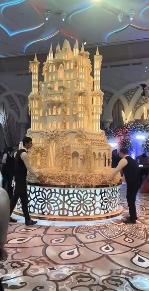 Wedding Castle Cake, Most Expensive Wedding, Huge Wedding Cakes, Castle Wedding Cake, Wedding Castle, Huge Cake, Fancy Wedding Cakes, Expensive Wedding, Extravagant Wedding Cakes