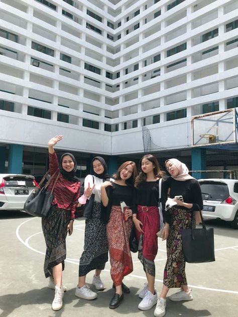 Check out our comprehensive guide to staying stylish and on-trend with the OOTD hijab fashion. From classic to edgy, we've got you covered! Outfit Perpisahan Sekolah Hijab, Batik Skirt Outfits, Outfit Rok Batik, Outfit Perpisahan, Outfit Wisuda Pacar, Outfit Kondangan Non Hijab, Rok Lilit Outfit, Jawa Pride, Outfit Ke Kampus