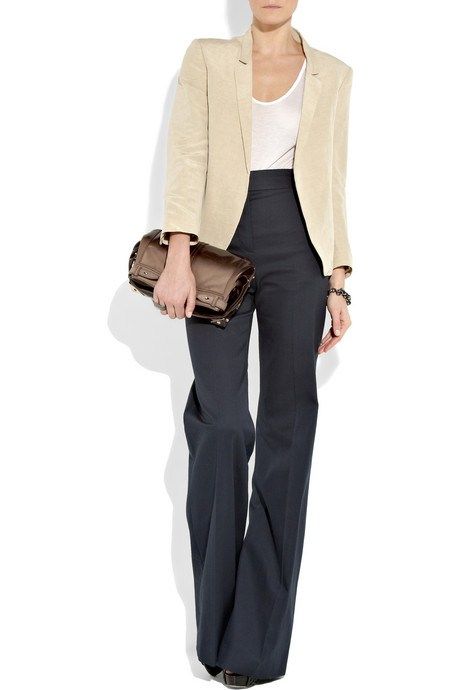 Black wide-leg pants with a cream blazer...classic! Leg Pants Outfit, Black Wide Leg Pants, Looks Black, Professional Attire, Business Outfit, Pantalon Large, Looks Chic, 가을 패션, Work Wardrobe