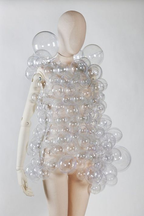 Hussein Chalayan, Sculptural Fashion, Mode Costume, Conceptual Fashion, Bubble Dress, Avant Garde Fashion, Future Fashion, Artist Style, Costume Design