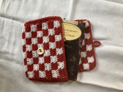 Checkered Book Cover Crochet, Book Bag Crochet, Booklovers Aesthetic, Crochet Book Bag, Baby Crochet Sweater, Wallet Crochet, Crochet Journal, Crochet Book Sleeve, Crochet Valentines Ideas