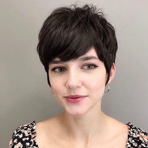 Soft Pixie with a Thick Fringe Short Hair With Bangs Ideas, Hot Weather Hairstyles, Straight Fringe, Hairstyles Layered, Short Textured Hair, Bangs Ideas, Zucchini Puffer, Summer Hair Accessories, Short Spiky Hairstyles