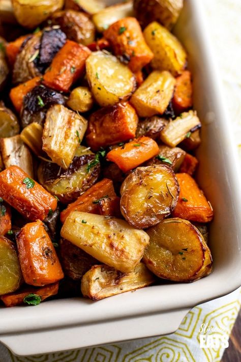 Parsnip Recipes, Roasted Potatoes And Carrots, Potatoes And Carrots, Roasted Vegetable Recipes, Roast Dinner, Potato Wedges, Veggie Side Dishes, Parsnips, Roasted Veggies