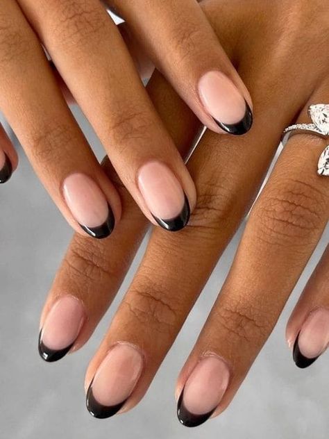 Nails Inspiration Gel Short, Short Dip With Tip Nails, Round Almond Nails Short Design, French Nails On Oval Nails, Almond Nails For Short Fingers, Short Rounded Nails French Tip, Oval Nails Black Tips, Black Tip Nail Designs Short, Short Work Nails Acrylic Almond