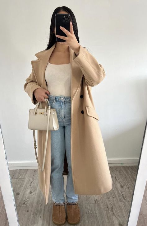 Toggle Coat Outfit, Mantel Beige Outfit, French Coat Outfits, Beige Mantel Outfit, Tan Long Coat Outfit, Outfit With Long Coat, Beige Coat Outfits, Long Tan Coat Outfit, Beige Trenchcoat Outfit