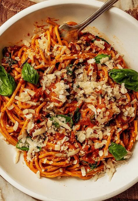 Lush ricotta, spicy tomato sauce, and plenty of mushrooms, this pasta is a dream vegetarian dinner recipe. The post Easy Tomato Ricotta Pasta appeared first on Tried and True Recipes. Tomato Ricotta Pasta, Ricotta Spaghetti, Ricotta Pasta Recipes, Pasta With Ricotta, Spicy Pasta Recipes, Balsamic Pasta, Good Pasta, Ricotta Recipe, Timetable Ideas