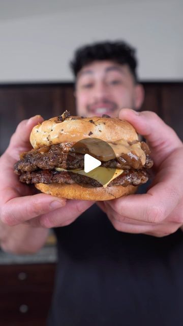 Mushroom Burgers Recipes, Smash Burger Video, Smash Burger Recipe Videos, Smashed Burgers Recipe, Best Smash Burger Recipe, Ahmad Alzahabi, Smash Burger Recipe, Smash Burgers, Beef Shank