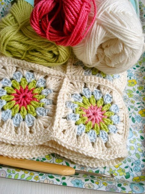 Eye For Design: Decorating With The Granny Square Afghan Crochet Cottage, Granny Square Haken, Haken Baby, Crochet Cushions, Square Patterns, Crochet Square, Yarn Projects, Crochet Squares, Love Crochet