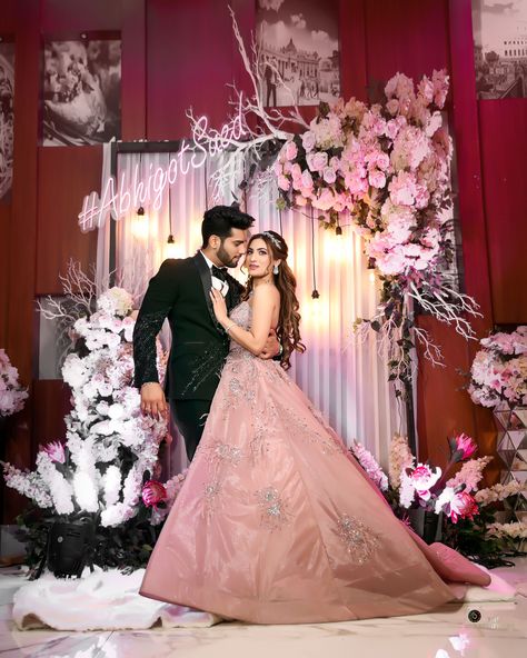 The exclusive pictures of Yeh Hai Mohabbatein Actor Abhishek Malik who tied a knot with Suhani Chaudhary on October 18th. These dreamy pictures from their Engagement ceremony are pure bliss!❤ . . Couple @mirrorwithme @abhishek__malik 🎥 @videowalebhaiyaaa @thewedpicss @lightstrokesphotography Outfit @dollyjstudio Jewellery @suhana_art_and_jewels Makeup @valaaribyinnayat . . #dollyjstudio #yehhaimohabbatein #celebritywedding #mumbaiwedding #bollywoodnews #bollywoodwedding #instantbollywood Engagement Poses For Indian Couple, Abhishek Malik, Jewels Makeup, Dreamy Pictures, Engagement Dress For Groom, Engagement Dress For Bride, Bride Reception Dresses, Hairstyles For Gowns, Reception Outfits