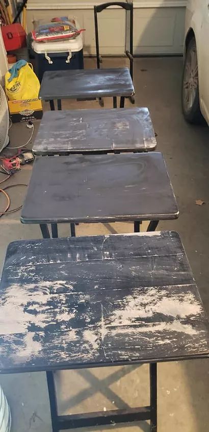 I had bought these old TV trays at a garage sale with the intent of refinishing them using chalk paint but after seeing all the posts on faux marble finish, I decided to try this instead. #diy #decor #refinish Paint Tv Trays, Painted Tv Trays, Tv Tray Makeover, Wooden Tv Trays, Metal Tv Trays, Trays Diy, Faux Marble Paint, White Interior Paint, Farmhouse Blankets