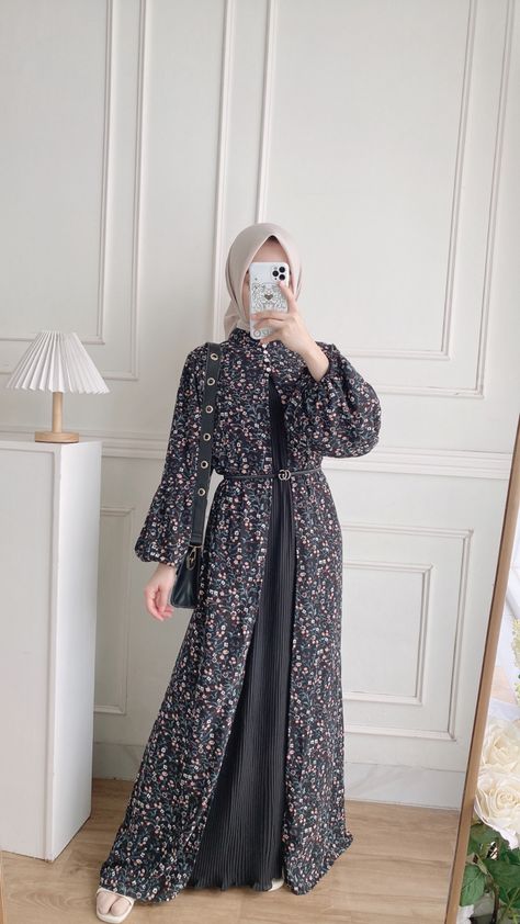 Referensi dress motif tapi tetep elegant dan simple, bisa banget kalian pakai di acara formal ataupun non formal🥰 Dress Motif Hijab, Gamis Simple Elegant, Dress Kondangan Modern, Gamis Simple, Dress Motif, Ootd Jeans, Model Gamis, Dress Pesta, Modern Hijab