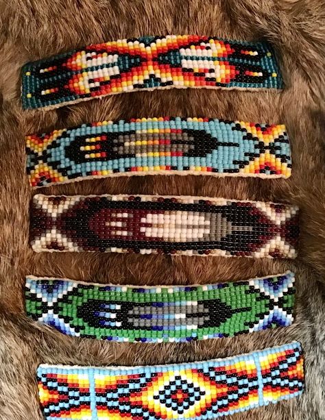 Feather Symbol, Beaded Barrettes, Feather Symbolism, Seed Bead Jewelry Patterns, Weaving Loom Diy, Loom Bracelet Patterns, Beadwork Designs, Native Beadwork, Native American Beadwork