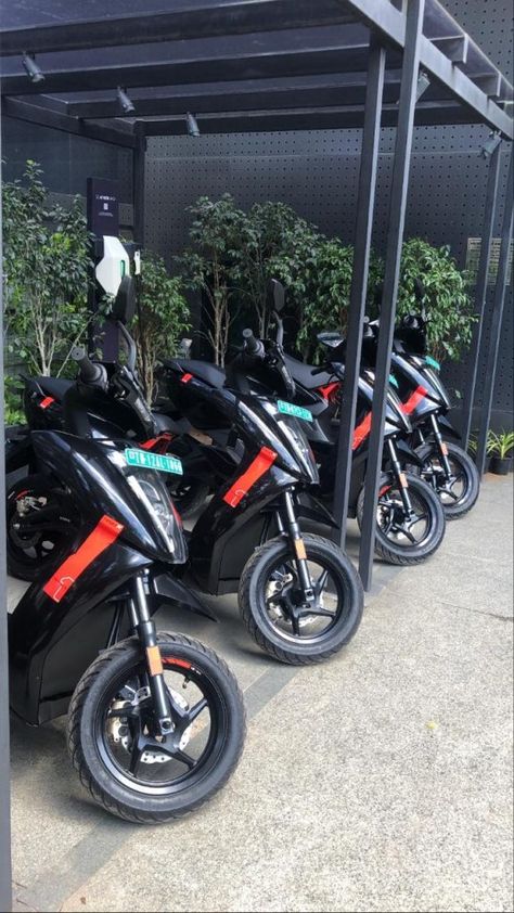 Ather Energy has started delivering the Ather 450X in select cities this week. The company has launched the electric scooter in Bengaluru, Chennai, Hyderabad, Mumbai, Ahmedabad and Pune. Ather 450x Bike, Different Cities, Electric Vehicles, Coimbatore, Food Snapchat, Ahmedabad, Electric Scooter, Pune, Scooters