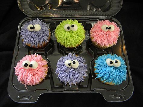 cupcakelovers:    Fuzzy monster cupcakes (via Giggy’s Cakes and Sweets)    ooh I want to try that with the frosting sometime. Can you imagine if there really were little cupcake creatures hopping around? and you just snatch one up when you’re hungry and.. bite.. down… hmmm =/ too gruesome? Pastel Cupcakes, Monster Cupcakes, Monster Birthday Parties, Wilton Cakes, Cupcake Designs, Monster Birthday, Cute Cupcakes, Monster Party, Halloween Cupcakes