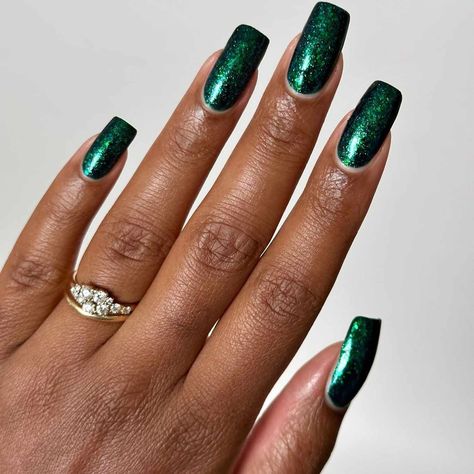 25 Dark Green Nail Ideas For An Envy-Inducing Mani Dark Green Winter Nails, Dark Green Nail Ideas, Green Winter Nails, Dark Green Nail, Green Nail Ideas, Animal Print Nails Art, Festive Manicure, Dark Green Nails, Green Polish