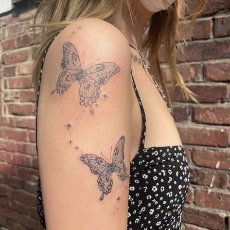 Butterfly Shoulder Tattoo, Butterfly Tattoo On Shoulder, Dainty Tattoos, Tattoo Placement, Body Mods, Body Tattoos, Life Tattoos, Dreamcatcher Tattoo, Shoulder Tattoo