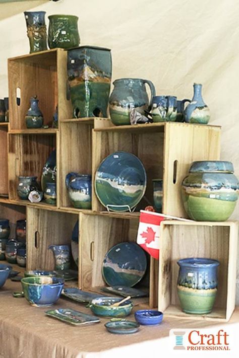 Handmade pottery displayed in wooden crates. Pottery Craft Show Display Booth Ideas, Selling Ceramics, Pottery Display Ideas, Pottery Booth Display, Fair Booth Display Ideas, Vendor Booth Display Ideas, Table Booth, Tableware Display, T Shirt Display