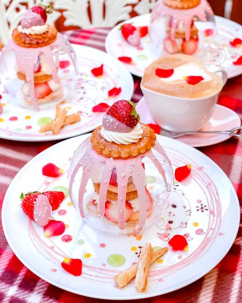 Novelty Desserts, Japanese Parfait, Bakery Interior, Cold Desserts, Beautiful Cupcakes, Food Carving, Strawberry Pie, Dessert Buffet, Cute Strawberry