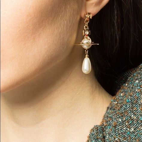 Viviane Westwood Earrings, Vivienne Westwood Pearl Drop Earrings, Vw Earrings, Focused Aesthetic, Viviane Westwood, Vivienne Westwood Jewellery, Expensive Gifts, Jewelry Lookbook, Natural Makeup Looks