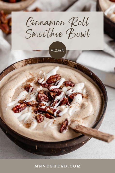 This plant-based cinnamon roll smoothie bowl is a cozy way to start your morning or the perfect pick-me afternoon snack. It’s incredibly creamy, delicious, super healthy, and definitely reminiscent of the beloved and iconic cinnamon roll...in a bowl! #plantbasedsmoothie #healthysmoothie #vegansmoothiebowl Plant Based Breakfast Bowls, Fall Acai Bowl, Bodybuilding Snacks, Cinnamon Roll Smoothie, Hearty Bowls, Vanilla Protein Shake, Smoothie Bowl Recipe Healthy, Protein Smoothie Bowl, Vegan Smoothie Bowl