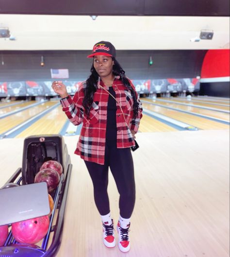 Plus Size Bowling Outfit, Cute Outfits For Bowling Date, Outfit Ideas For Bowling, Date Night Bowling Outfit, What To Wear To Go Bowling, Bowling Date Outfit Winter, Bowling Outfit Ideas Black Woman, Cute Outfits For Bowling, Outfits For Bowling Date