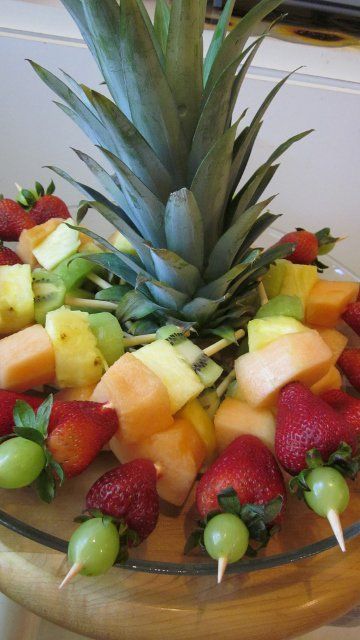 Add something new to your table with a fruit salad kabob platter. Fancy Fruit Platter Ideas Easy, Earthen Kitchen, Fruit Skewers Ideas, Fruit Kabobs For Party, Kabob Party, Salad Kabobs, Fruit Tray Designs, Easy Fruit Salad, Fruit Presentation