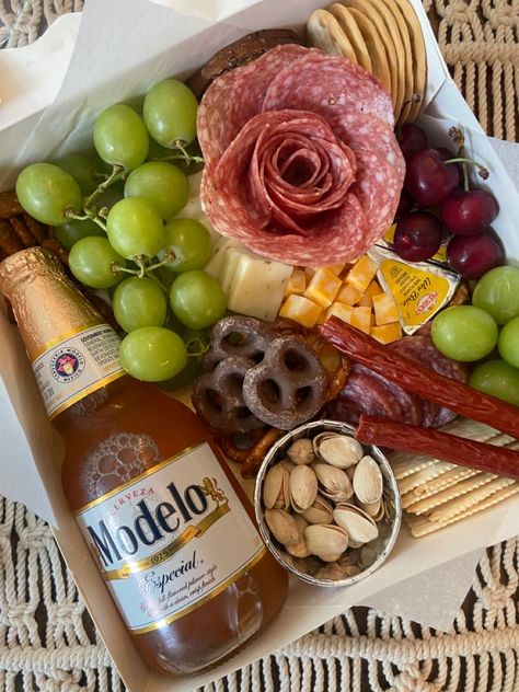 Fathers Day Charcuterie Board, Charcuterie Gift Box, Charcuterie Lunch, Charcuterie Picnic, Charcuterie Box, Grazing Food, Charcuterie Board Meats, Breakfast Basket, Charcuterie Gifts