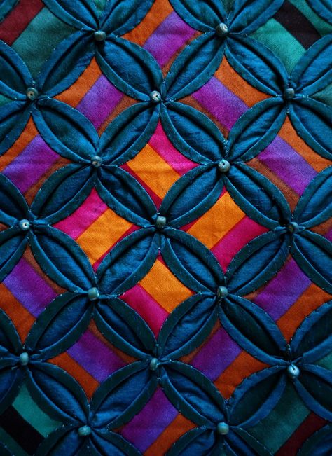 Silk cathedral windows silk quilt by Annabel Rainbow (UK), close up photo by Kameleon Quilt (Norway). Silk Quilts Ideas Beautiful, Cathedral Window Patchwork, Cathedral Quilt, Window Quilt, Cathedral Window Quilts, Fabric Folding, Cathedral Window, Silk Quilt, Cathedral Windows