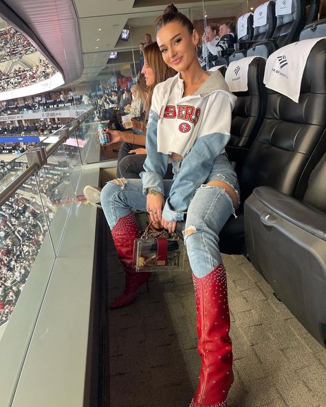 Kristin Juszczyk on Instagram: “I ain’t from Dallas but I D-town boogie 🤠🤠 Lambeau here we come! #bangbang” Sports Team Outfits For Women, Niners Game Outfit, 49er Outfit, Spectator Outfit, Kristin Juszczyk, Football Sunday Outfit, Nba Game Outfit Woman, Kyle Juszczyk, Winter Style Ideas