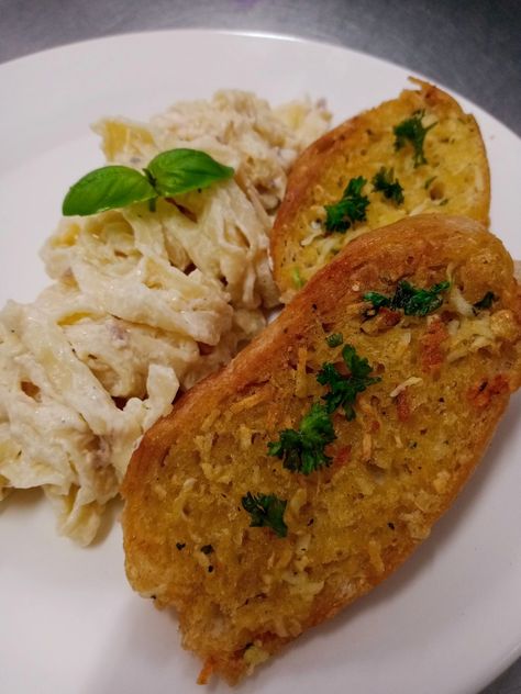 tuna alfredo main dish with gralic bread on the side #pasta #foodies #bread #tunapasta #tunaalfredo #baguette Tuna Alfredo Pasta, Bread Plating, Tuna Alfredo, Pasta Plating, Side Pasta, Tuna Pasta, Food Tech, Pasta Plates, Alfredo Pasta