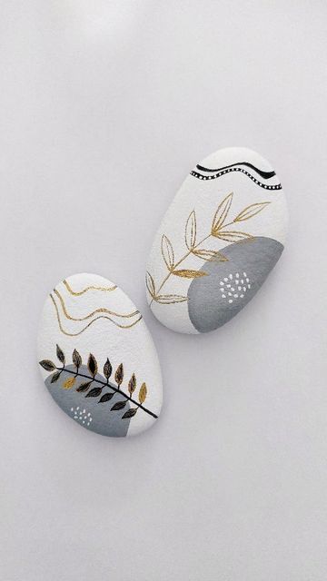 Sharon on Instagram: "Easing into the weekend...🤍🌿🤍 . . . #bohoart #bohostyle #bohochic #bohovibes #doodleart #floral #monochromeart #paintingtutorial #rockpainting #pebblepainting #pebbleart  #kindnessrocks #stonepaintingart #handpainted #stonepainting #stoneartwork  #paintedrocks #paintedpebbles #paintedstones #paintingrocks  #paintedrocksofinstagram #paintedpebblesofinstagram  #paintedstonesofinstagram #artrocks  #rocksofinstagram #handpaintedrocks  #inspiredbynature #acrylicart #lovenatur White Rock Painting Ideas, Boho Painted Rocks Ideas, Boho Painted Rocks, Zen Rock Painting Ideas, Acrylic Painting On Pebbles, Boho Rocks, Stunning Tattoos, Diy Rock Art, Monochrome Art