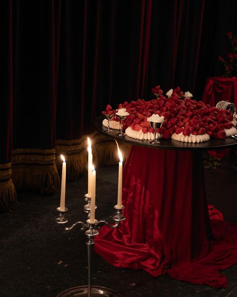 Strawberries, red velvet, and candlelight – perfection! ❤️ @odette_________ Dark Red Wedding Theme, Red Velvet Wedding, Dark Red Wedding, Winter Wedding Red, White Tablescape, Chic Christmas Decor, Red Wedding Theme, Wedding Aesthetics, Velvet Wedding