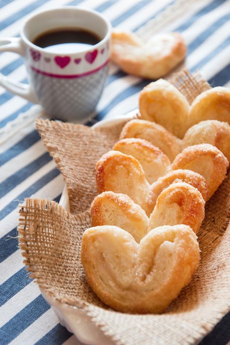 Pastry Hearts Recipe, Heart Pastries, Valentines Pastries, Heart Pastry, Pastry Hearts, Cinnamon Pastry, Valentine's Breakfast, Valentine Breakfast, Heart Bread