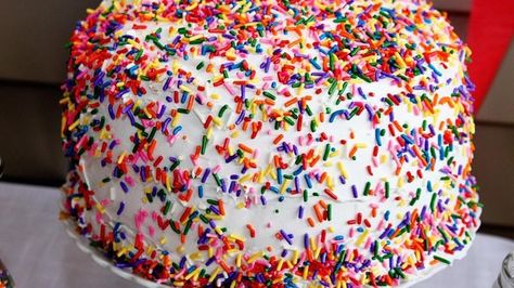 Sprinkle Layer Cake Rainbow Layer Cakes, Bolo Minnie, Vanilla Cake Mixes, Sprinkle Cake, Cake Cover, Purple Ombre, Perfect Cake, Betty Crocker, Sweets Treats