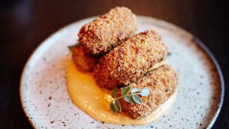 Beef croquettes with smoky wood sauce Mince Meals, Beef Croquettes, Croquettes Recipe, Tomato Risotto, Chorizo Recipes, Spice Market, Beef Cheeks, Paella Recipe, Chickpea Stew