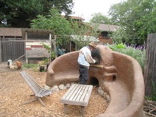 Cob Bench, Cob House Plans, Cob Oven, Cob Building, Earth Bag Homes, Earthship Home, Mud House, Outdoor Oven, Yard Landscape